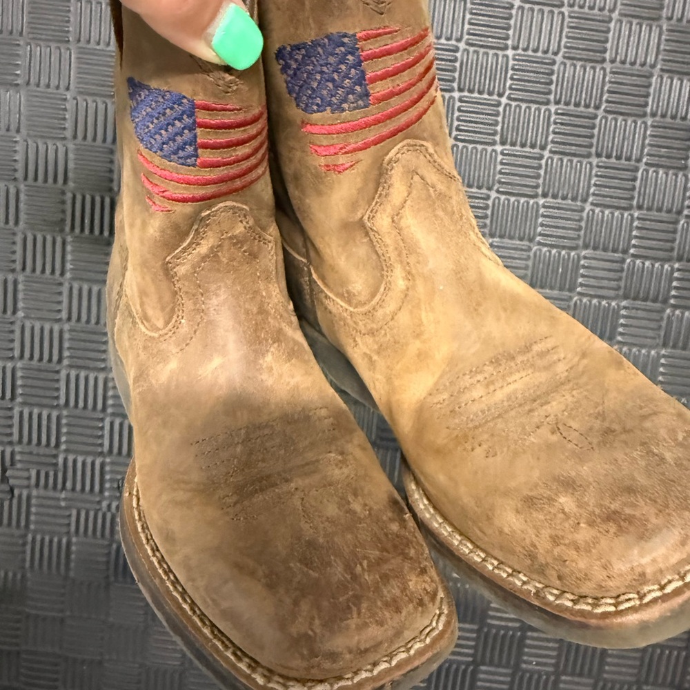 Kids Ariat Tan Leather Cowboy Boots Size 11 - well loved